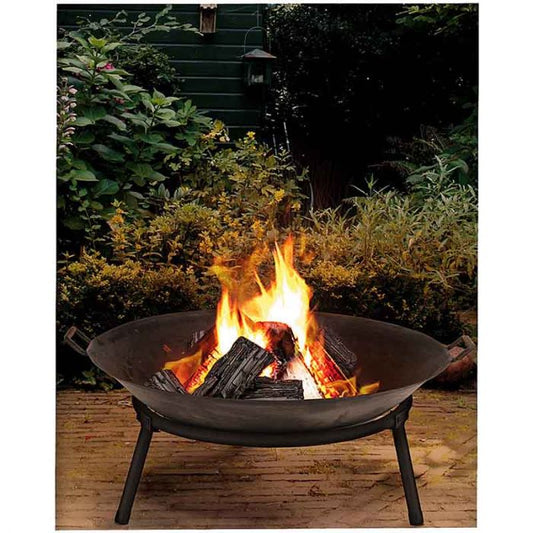 Vuurschaal gietijzer met brandend hout in tuin, ideaal voor sfeervolle buitenavonden.