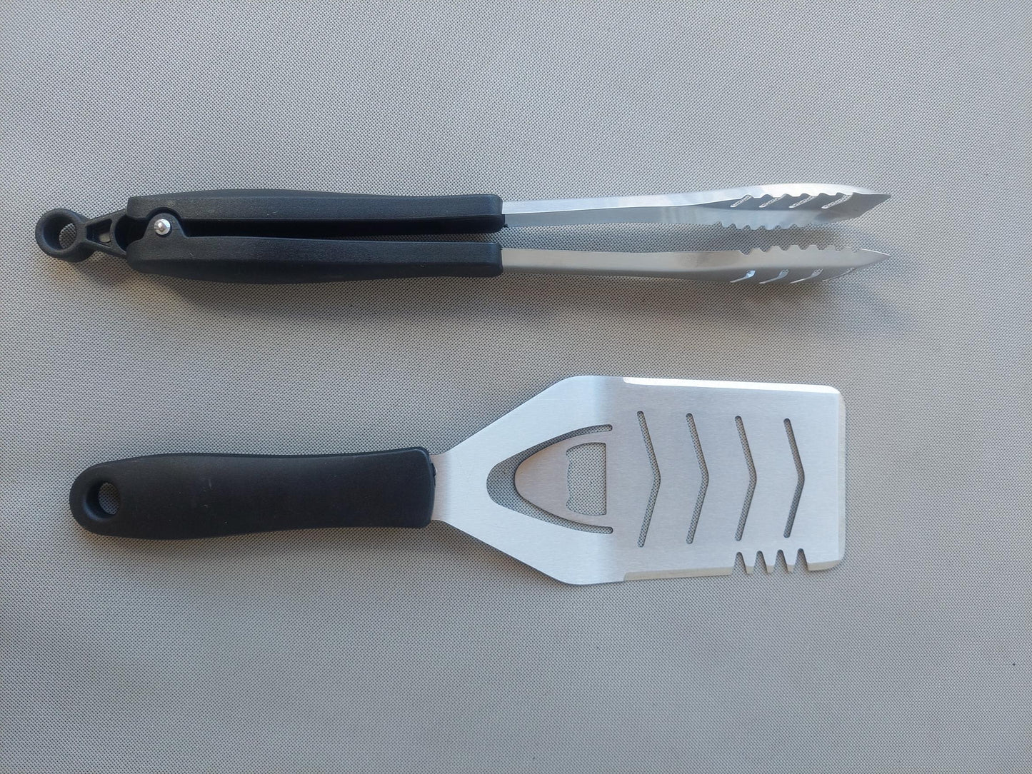 BBQ Tools, een spatel en tang gemaakt van RVS