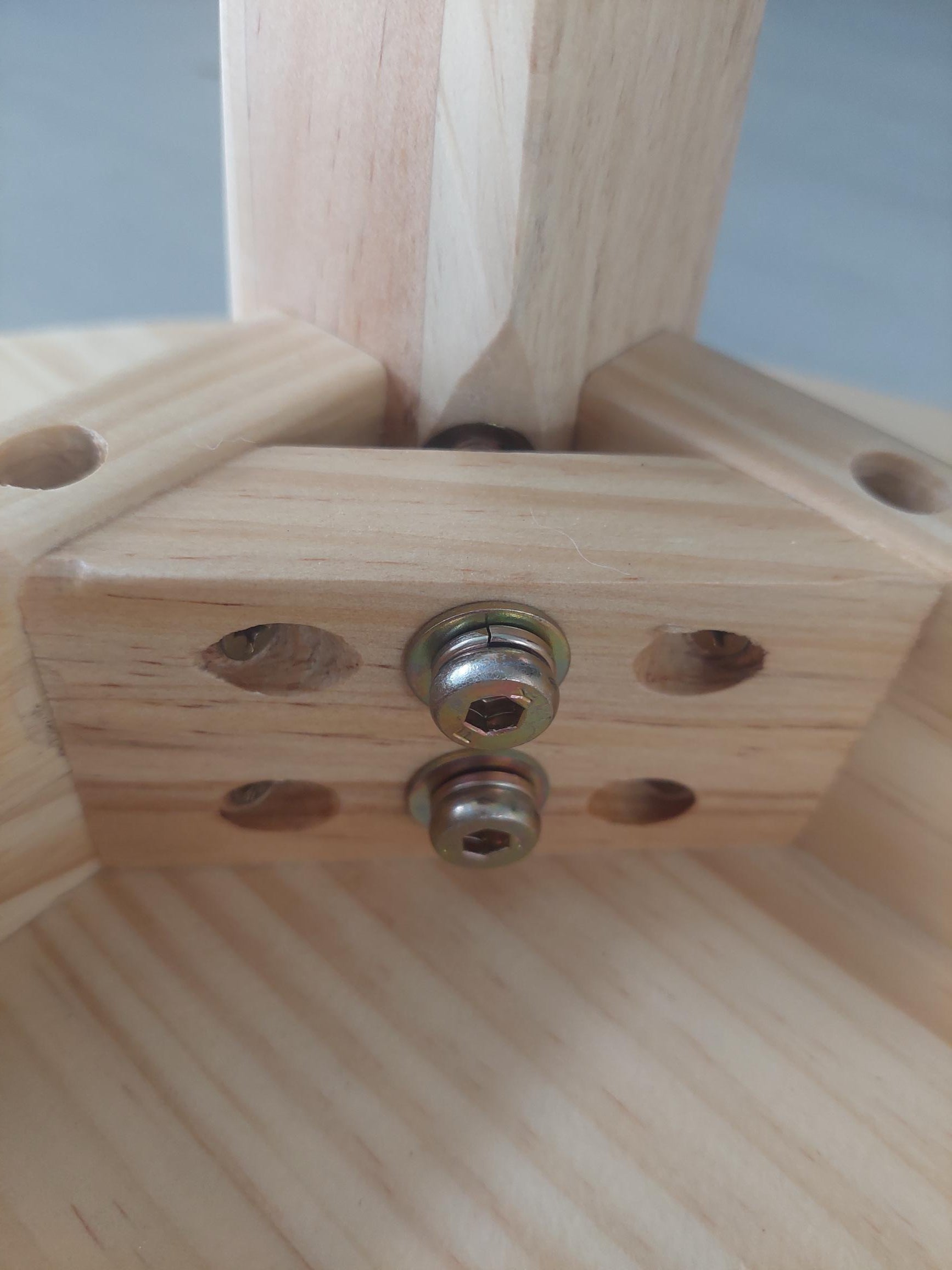 Bijzettafel hout rond voor buiten = salontafel - bijzettafel voor binnen