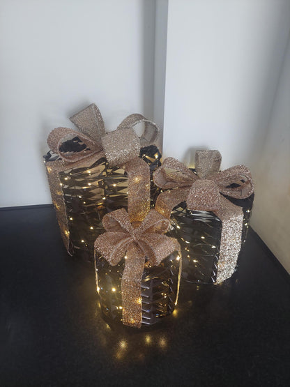 Details bekijken voor Kerstcadeaus met LED verlichting zwart en goud Kerstcadeaus met LED verlichting zwart en goud